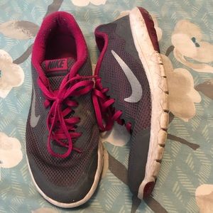 6 FOR $15 Nike size 5Y shoes